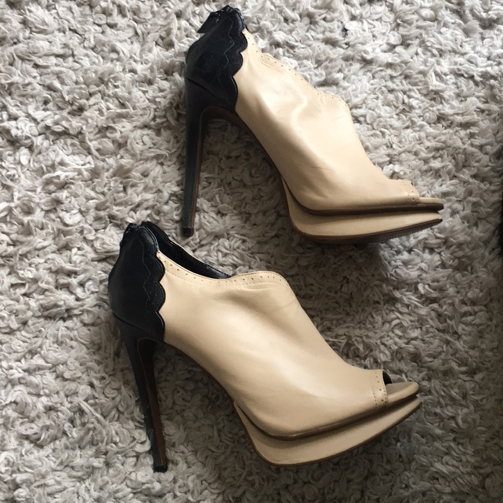 Trouve Nordstrom cream & black heels